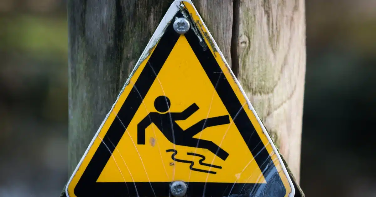 slip and fall accident warning sign - California pre-settlement funding for premises liability lawsuits